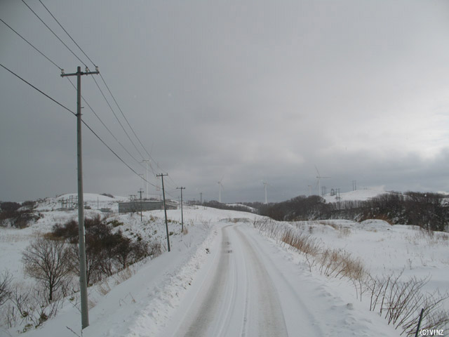 雪景色　雪道　道路 北海道の道路 道北 苫前町 グリーンヒルウィンドパーク
