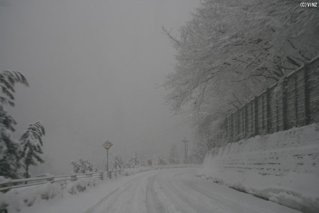 雪景色　雪道　道路 福井県の道路 国道158号 大野市
