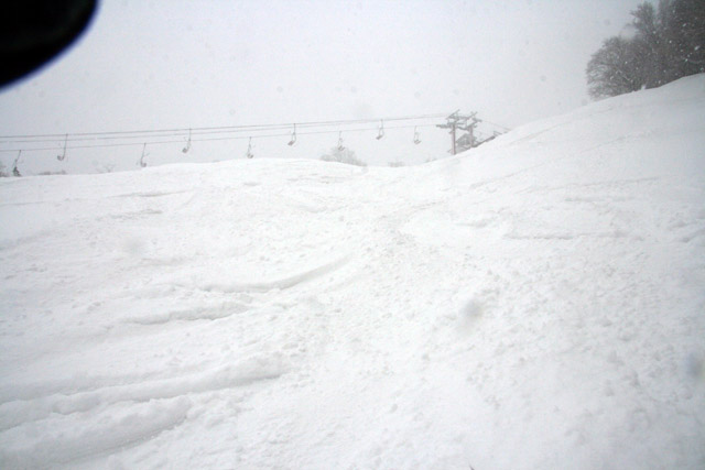 岐阜県 奥美濃 しらおスキー場 ゲレンデトップでもある第７リフト降り場付近のダウンヒルコース上部