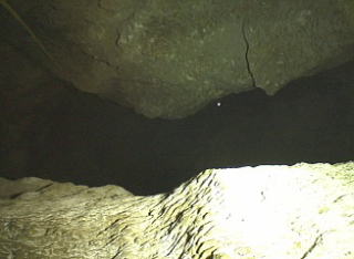 霧穴洞口直下 竪穴途中よりボトムを見る