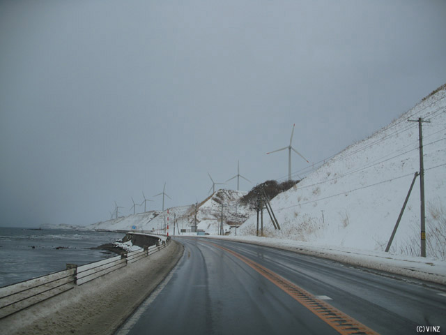 雪景色　雪道　道路 北海道の道路 道北 国道232号「オロロンライン」 苫前町 大風車群