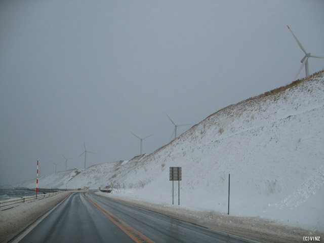 雪景色　雪道　道路 北海道の道路 道北 国道232号「オロロンライン」 苫前町 大風車群