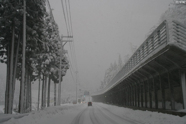 雪景色　雪道　道路 福井県の道路 国道157号 勝山市 右手は「雪崩予防柵 雪崩防止柵」
