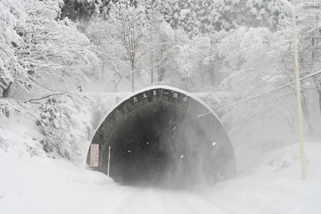 雪景色　雪道　道路 石川県の道路 国道157号 白山市 トンネル入口部のスノーシェルター