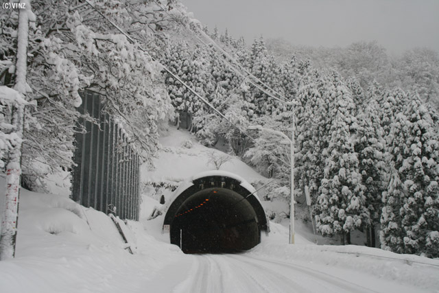 雪景色　雪道　道路 石川県の道路 国道157号 白山市 トンネル入口部のスノーシェルター